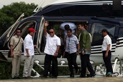 Melihat Kesibukan di Landasan Heli Prabowo Saat Menyambut Ical