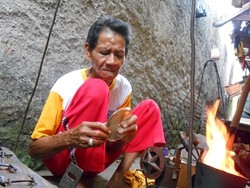 Kakek Abbas, 47 Tahun Mematri Hidup dari Panci Rusak di Jakarta