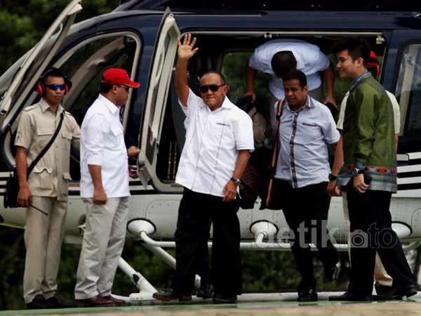 Temui Prabowo, Ical Naik Helikopter