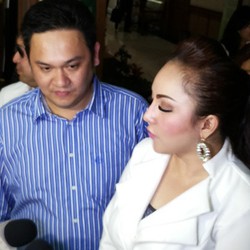 Regina: Nggak Ada Istilahnya Farhat Memperkosa Perempuan!