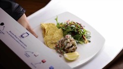 Di Restoran Ini, Pengunjung Dapat Memotret Makanan di Studio Mini