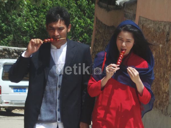 Chemistry Abimana dan Laura Basuki dalam Syuting Haji Backpacker