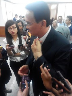 Kepleset Saat Bermain dengan Anjing, Tangan Ahok Disangga Kain Cokelat