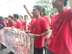 Belasan Demonstran Anti Ratu Atut Hendak Naik ke Ruang Sidang