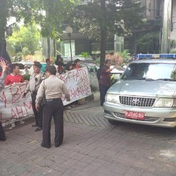 Mobil Tahanan Atut Dilempar Botol, Pendemo Teriak Maling