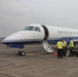 Pembinaan di Wakatobi, Pejabat MA Carter Pesawat Jet