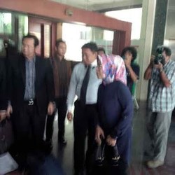 Atut Sidang Perdana, Ratu Tatu Datang ke Pengadilan Tipikor