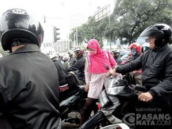Terjepit Puluhan Motor di Lampu Merah Senayan, Ibu Ini Susah Menyeberang