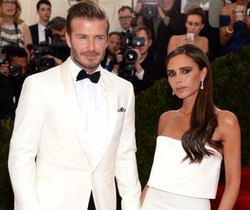 Foto: Gaya Kompak David dan Victoria Beckham yang Serba Putih di Met Gala