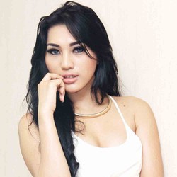 Cicha Claudya, dari Pramugari ke Model Seksi