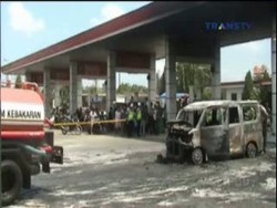 Mobil Minibus Terbakar Saat Sedang Isi Bensin