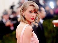 Cantiknya Taylor Swift Bergaun Pink