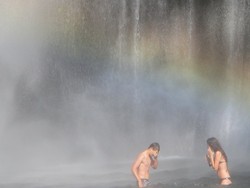 Mengintip Bule Basah-basahan di Air Terjun Tiu Kelep, Lombok