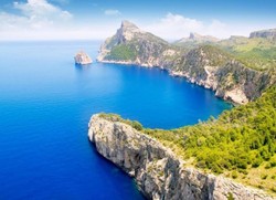 Pulau di Spanyol Larang Turis Wara-wiri Pakai Bikini