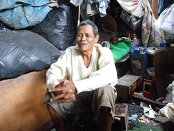 Kesetiaan Pak Mumun, 20 Tahun Memulung untuk Menyambung Hidup Istri