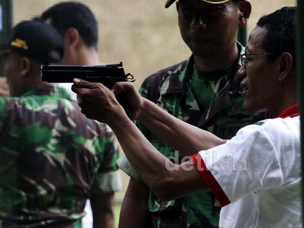 TNI Gelar Lomba Menembak Antar Wartawan