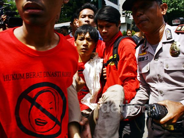 Demo di Sidang Ratu Atut Ricuh