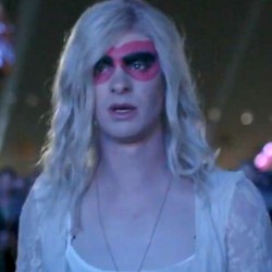 Ketika Andrew Garfield Bergaya Drag di Video Klip Arcade Fire