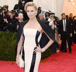 Adu Stylish Busana Hitam Putih dari 5 Selebriti di Met Gala, Mana Favoritmu?