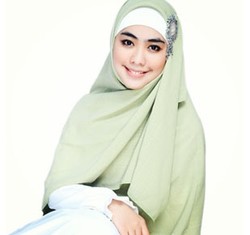 Hijab Style: Gaya Hijab Oki Setiana Dewi yang Simple dan Syari