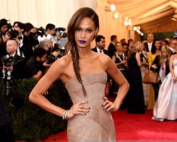 Penampilan Nyentrik Model Joan Smalls dengan Lipstik Ungu Elektrik