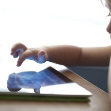 Smartphone & Tablet Bisa Ganggu Perkembangan Bayi