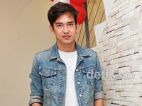 Tetap Stylish Tampil Kasual ala Adipati Dolken