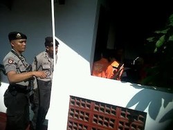 Polisi Bersenjata Kawal Rekonstruksi Pembunuhan Pasutri