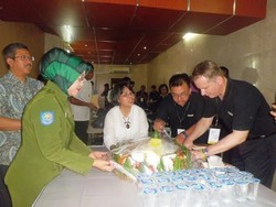 Ini Alasan Perusahaan Jerman Potong Tumpeng Sebelum Mandikan Monas