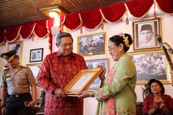 Presiden SBY Dianugerahi Penghargaan Jas Merah dari Soekarno Center Bali