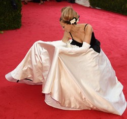 Momen Para Selebriti yang Berjuang Berjalan dengan Gaun Super Panjang