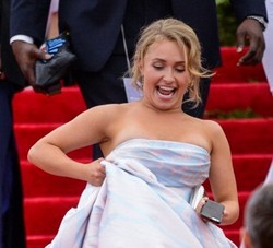 Detik-detik Jatuhnya Hayden Panettiere di Red Carpet Met Gala