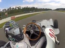Nico Rosberg Selfie di Mobil Klasik Senilai Rp 230 Miliar
