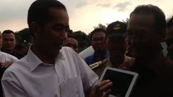 Jokowi Pamerkan Game Jokowow Sambil Blusukan