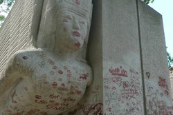 Makam di Paris Ini Penuh Bekas Ciuman Perempuan