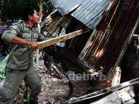 Bangunan Liar di Bantaran Kali Ciliwung Dibongkar