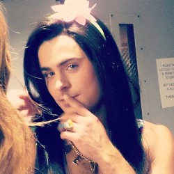 Ketika Zac Efron Tampil Sebagai Wanita