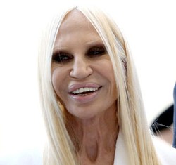 Mata Hitam dan Muka Pucat, Wajah Donatella Versace Terlihat Seram