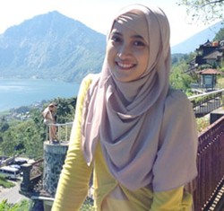 Hijab Style: Tetap Cantik dengan Hijab Panjang & Maxi Dress Ala Meyda Sefira