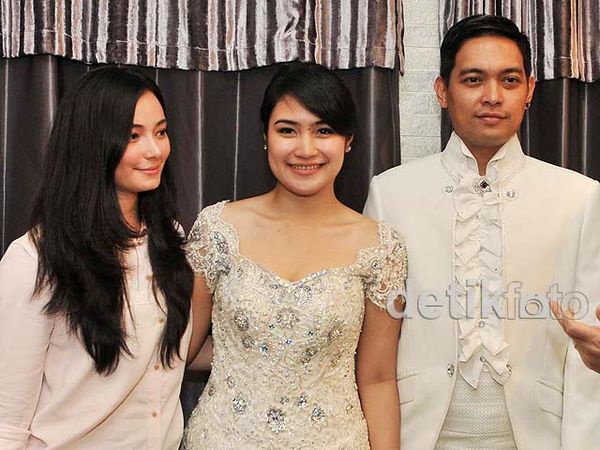 Asmirandah Rancang Gaun Pengantin Adik Jonas Rivano