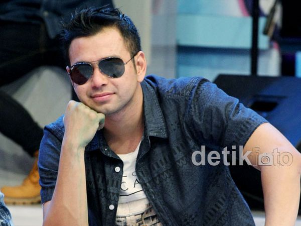 Pose Cool Raffi Ahmad Berkacamata Hitam