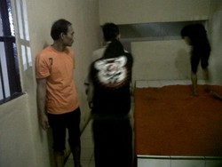 Ngeri! Pemuda Bantai ABG Bandung Pakai Kapak di Hadapan Ibu Korban