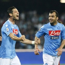 Napoli Tundukkan 10 Pemain Cagliari 3-0