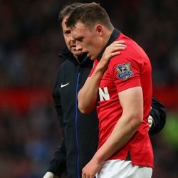 Cedera Bahu, Phil Jones Sempat Dibawa ke Rumah Sakit