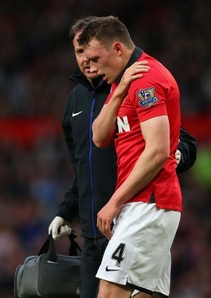 Cedera Bahu, Phil Jones Sempat Dibawa ke Rumah Sakit