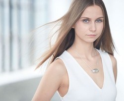 Kencan Berujung Bencana? Kalung Ini Bisa Jadi Penyelamat Anda