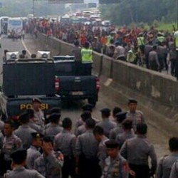Cerita Pengendara yang Terjebak di Tol Cikampek karena Insiden Jakmania