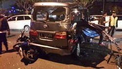 2 Orang Meninggal Akibat Tabrakan X-Trail Vs Luxio di Bintaro