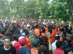 Ini Penampakan Ratusan Jakmania yang Dihalau Polisi di Tol Cikampek