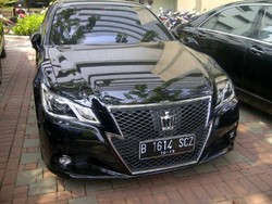 Disuruh Akil, Sopir Beli Mobil Mewah Crown dan Mercy dengan Uang Tunai